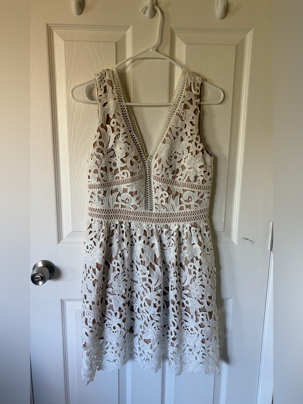 White Lace V-Neck Sleeveless Dress